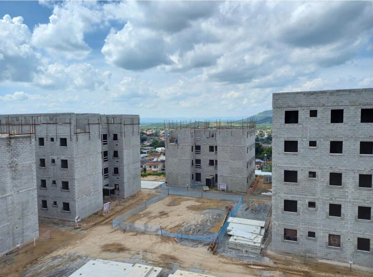 Conjunto de edifícios em construção Trinity3