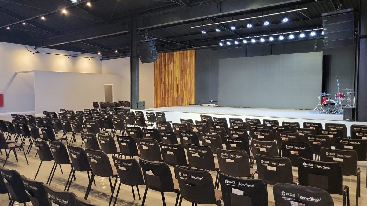 Auditório de igreja com palco e plateia, entregue pela Trinity3