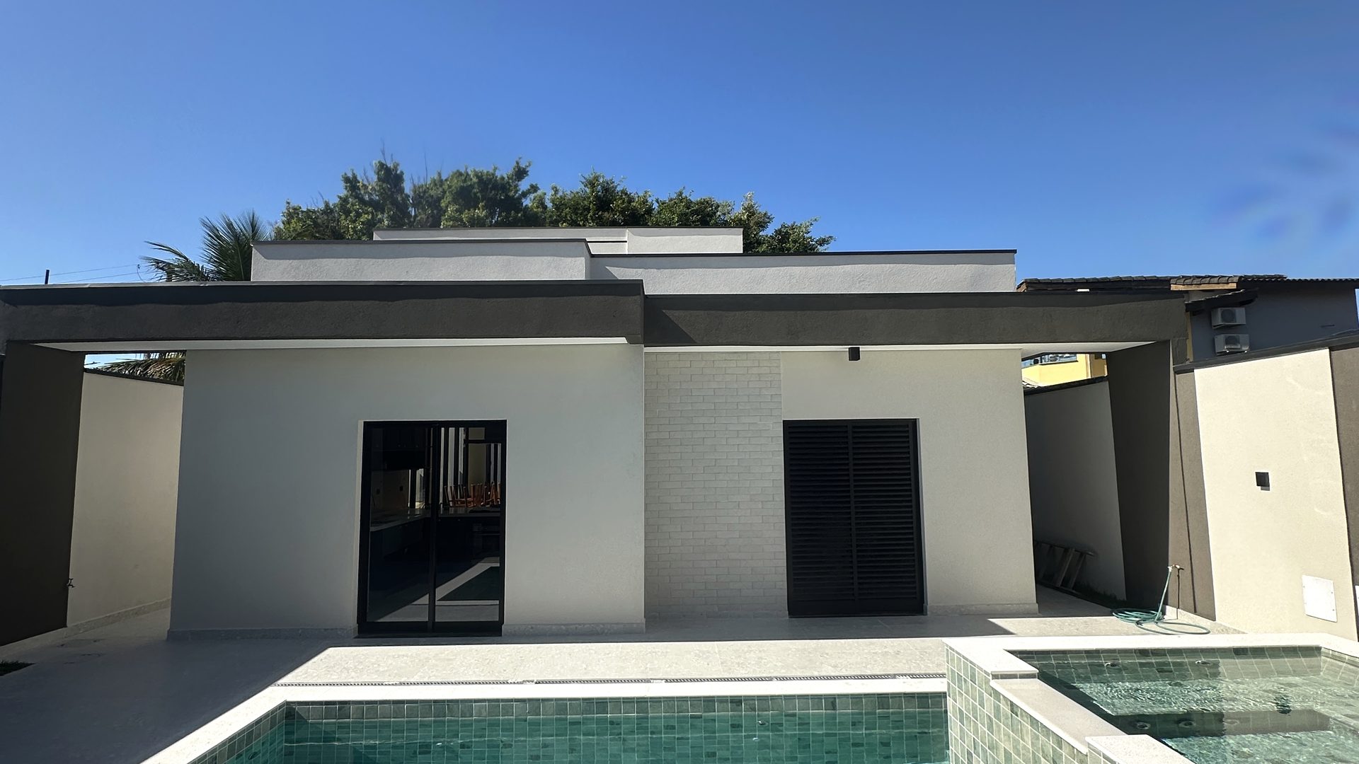 Residência de alto padrão com área de piscina